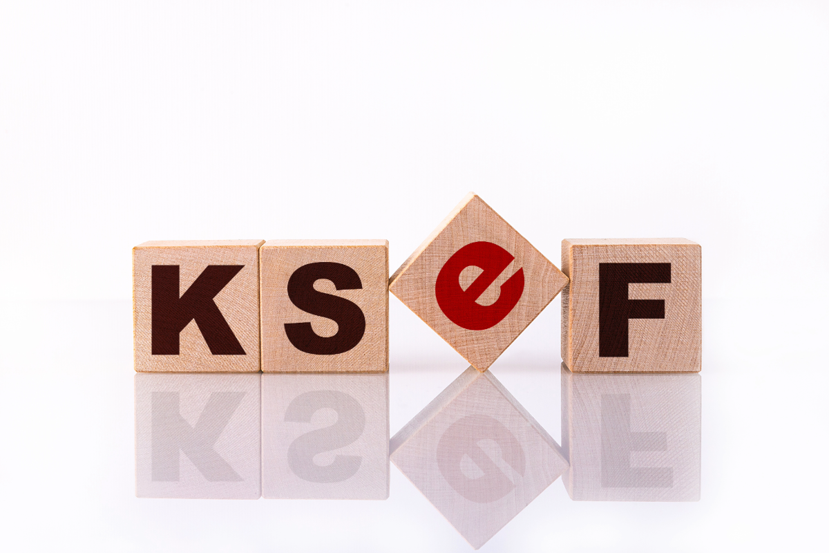 klocki drewniane z napisem KSeF